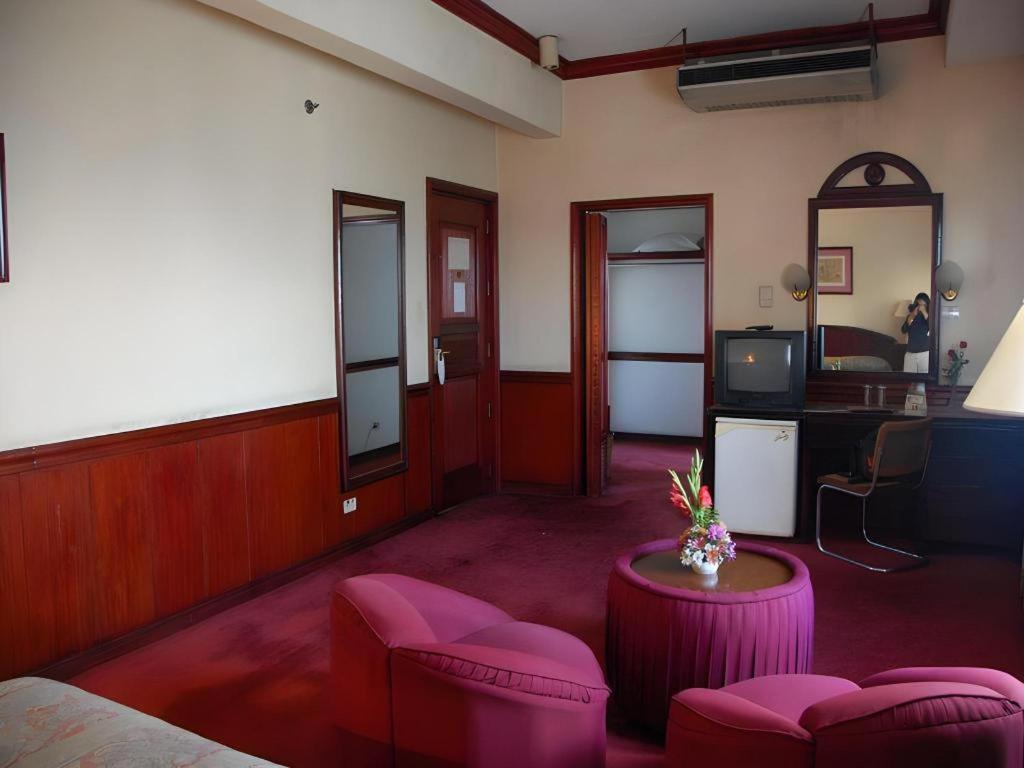 Great Eastern Hotel Кесон Сити Екстериор снимка