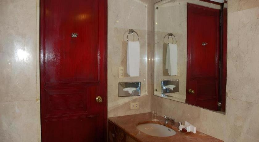 Great Eastern Hotel Кесон Сити Екстериор снимка