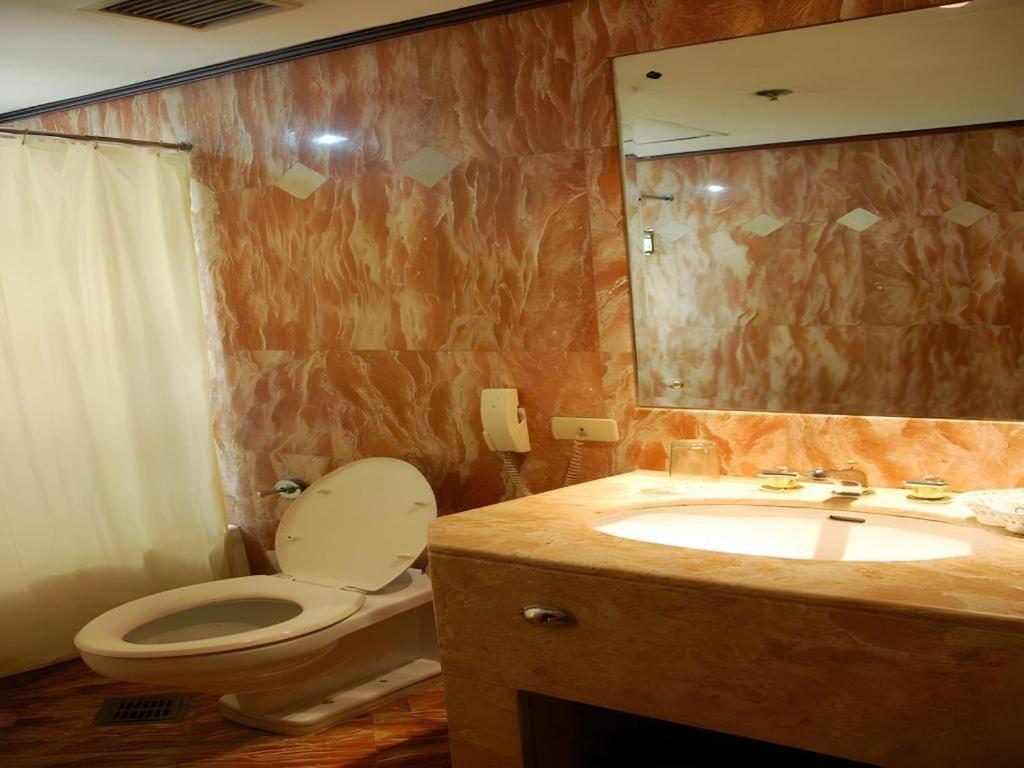 Great Eastern Hotel Кесон Сити Екстериор снимка