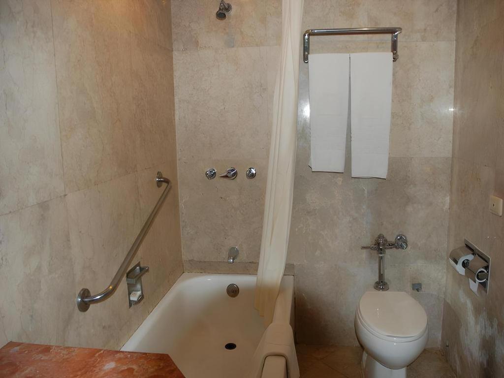 Great Eastern Hotel Кесон Сити Екстериор снимка